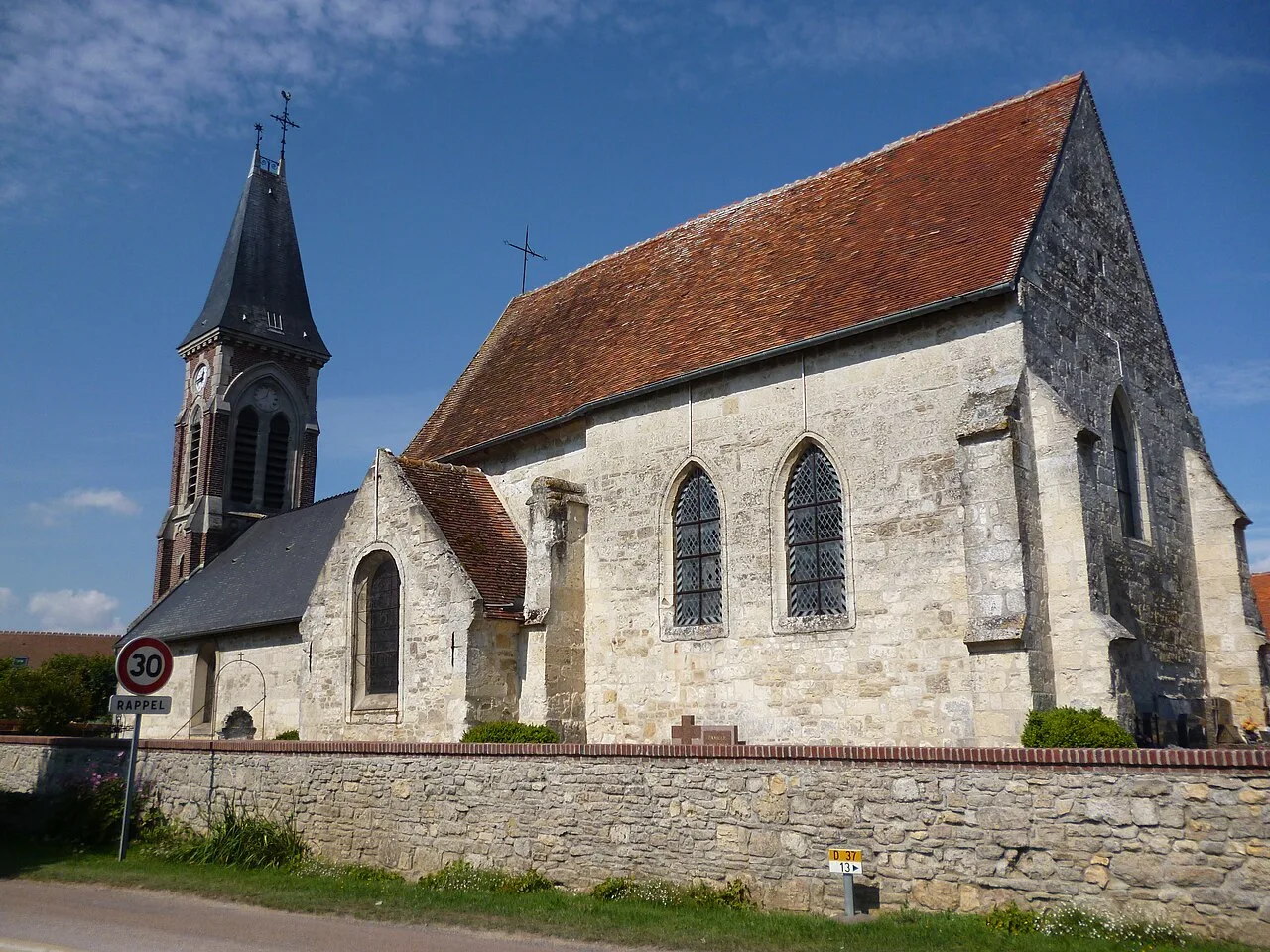 L'église Saint-Martin de Cressonsacq, située sur la commune de Cressonsacq (Oise, Picardie). Inscrite MH 1949.
